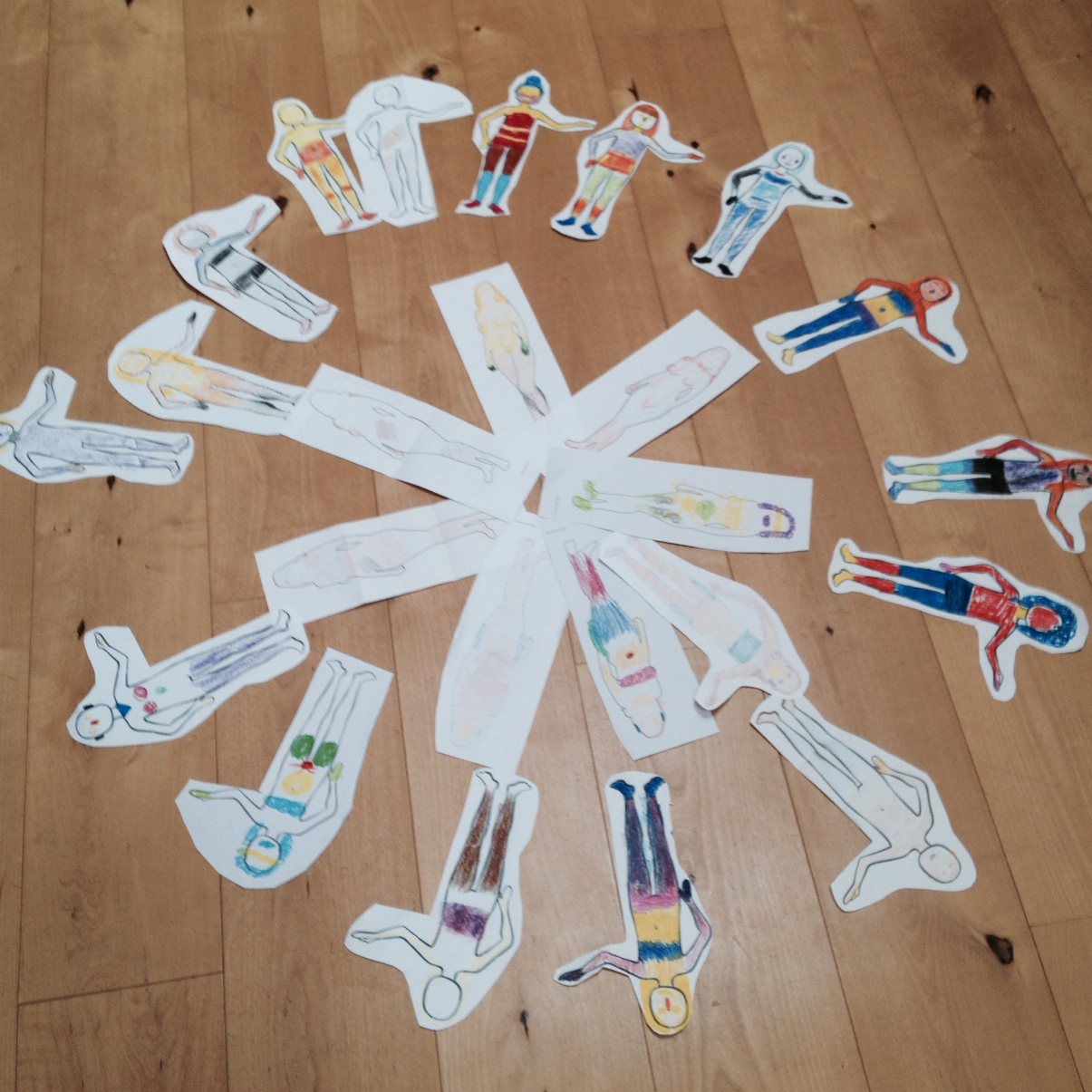 Dein Avalon, KÖRPERUMRISSE, Erwachen der Weiblichkeit, Melanie Zeinali, Wiesbaden, Mädchen, junge Frauen, Menstruation, Sexualität